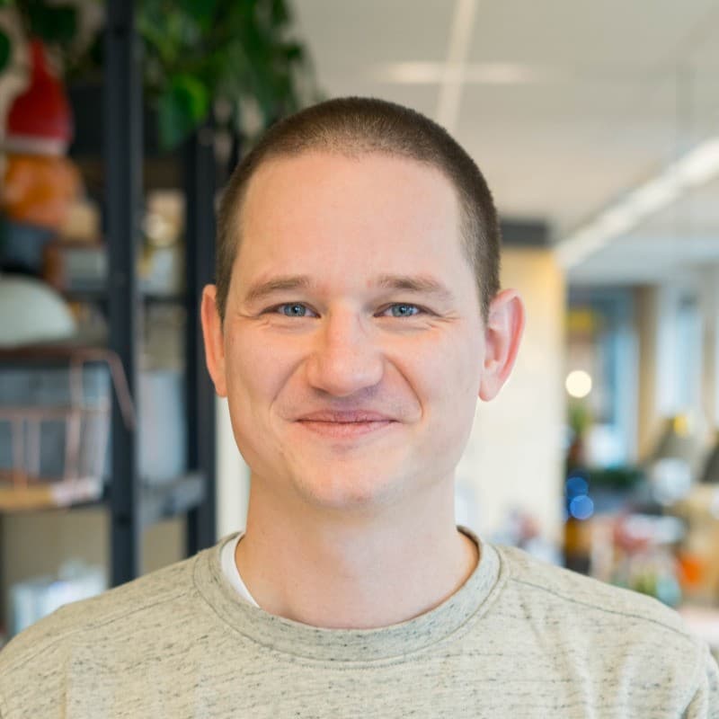 Martijn Veenstra, op kantoor